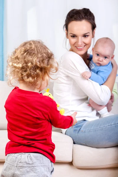 Mãe com filhos — Fotografia de Stock