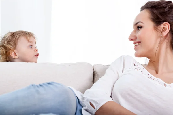 Glad mamma och hennes söta barn — Stockfoto