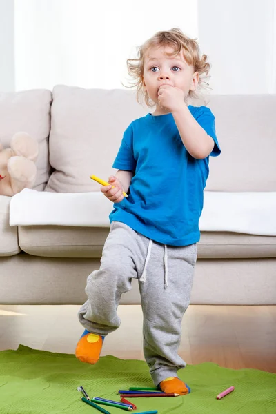 Niño divirtiéndose — Foto de Stock