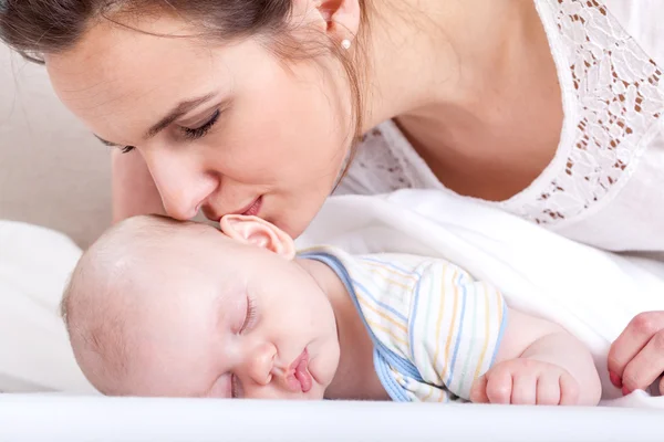 Mãe beijando seu bebê — Fotografia de Stock