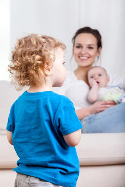 Mère souriante et ses enfants — Photo