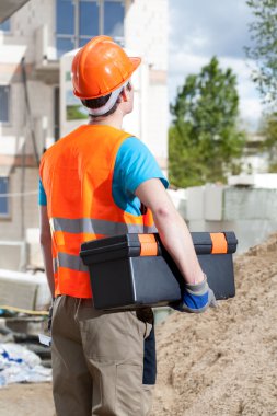 Araç kutusu tutarak mühendis