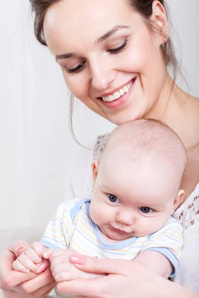 Pequeno bebê e mãe feliz — Fotografia de Stock