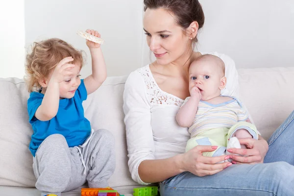 Children and their mother — Stock Photo, Image