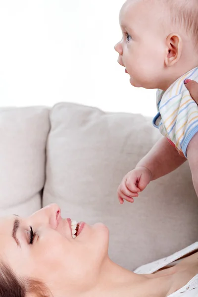 Mamá pasando tiempo con el bebé — Foto de Stock