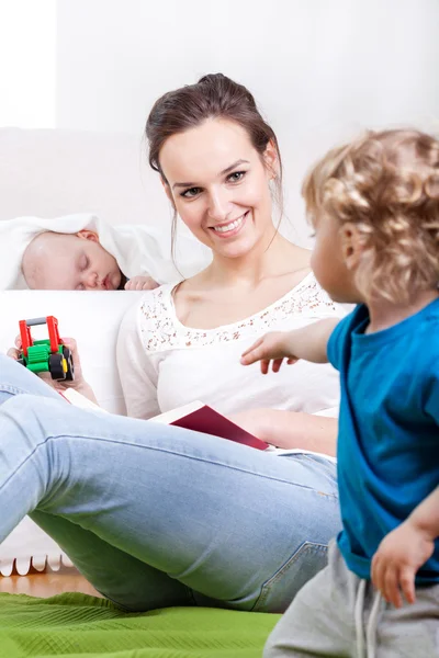 Mãe e filhos durante o tempo livre — Fotografia de Stock