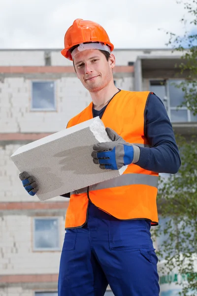 Erbauer mit einem Ziegel — Stockfoto