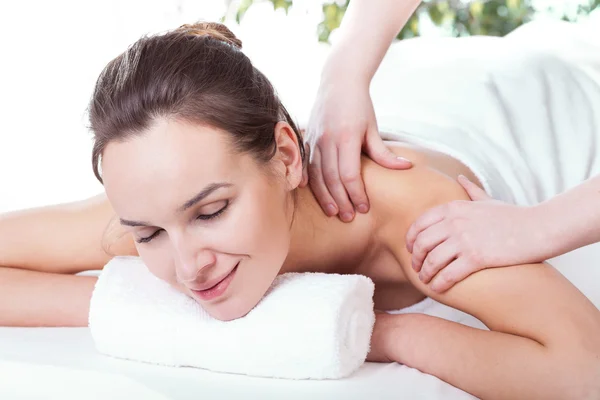 Señora teniendo masaje en el cuello — Foto de Stock