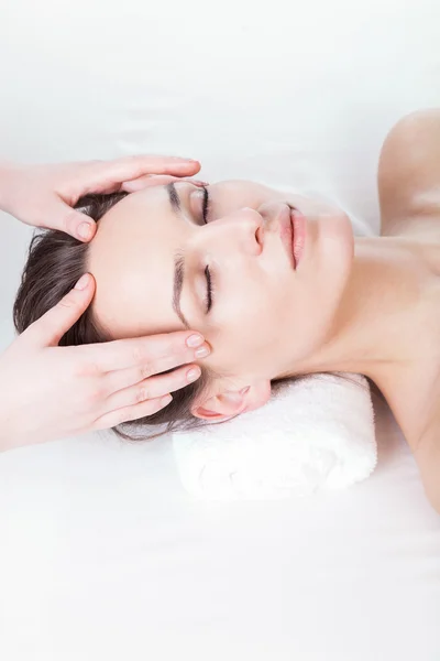 Жінка під час масажу обличчя — стокове фото