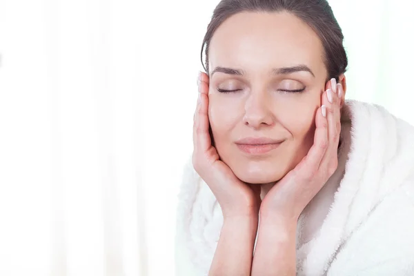 Hermosa mujer en spa — Foto de Stock