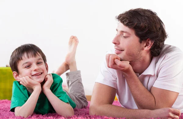 Smiling dad and son — Stock Photo, Image