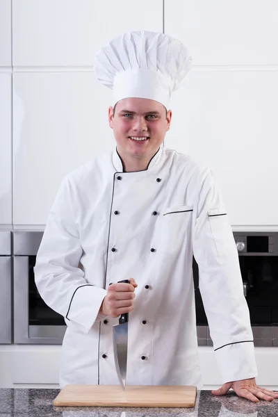Chef sonriente con cuchillo — Foto de Stock