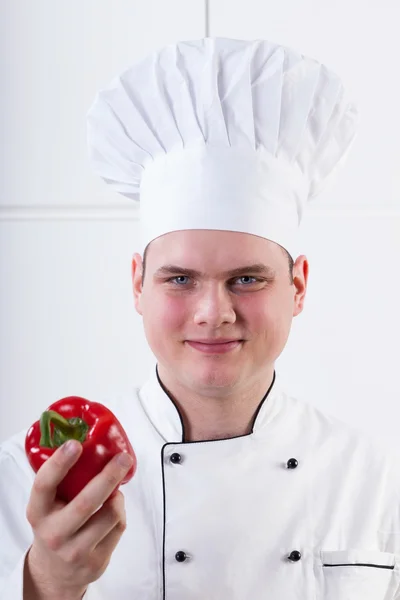 Joven chef con pimienta — Foto de Stock