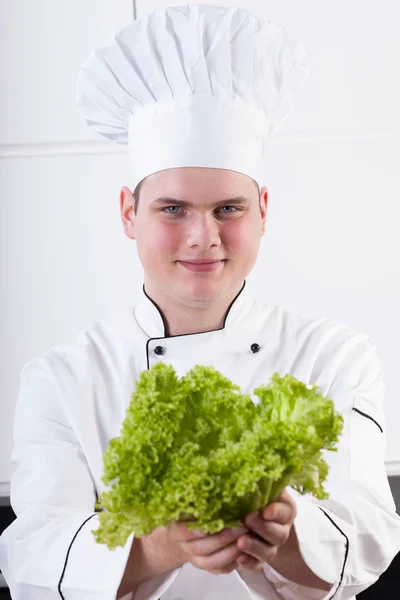 Молодой повар с салатом — стоковое фото