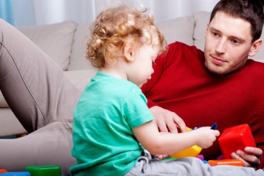 Baba oğlu oynarken görünüyor 