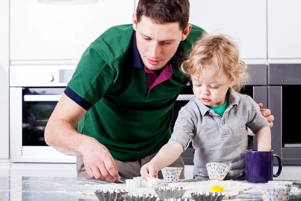 Dad and son focused on baking — Stock Photo, Image