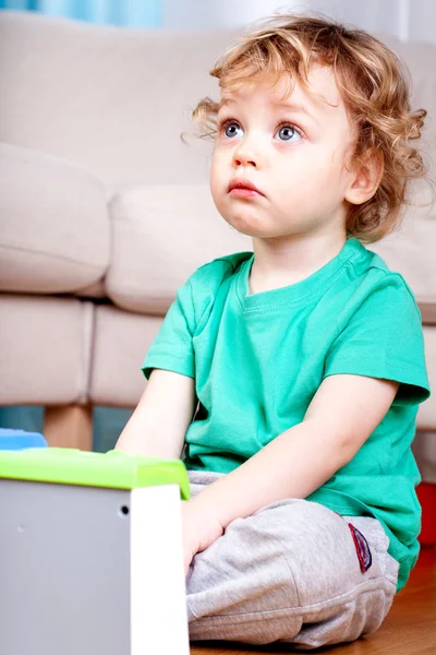 悲しい小さな男の子が座って — ストック写真