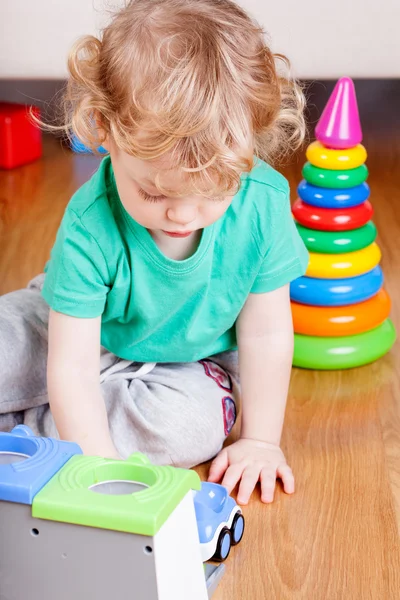 O menino encantador brincando — Fotografia de Stock