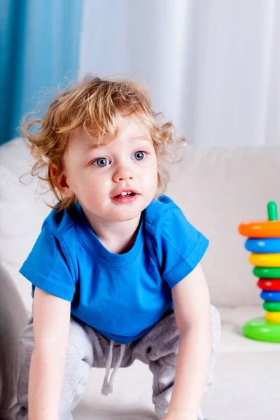 Der charmante kleine Junge — Stockfoto