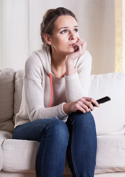 Mujer asustada mientras mira la película —  Fotos de Stock