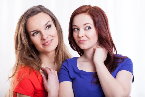 Retrato de dos mujeres hermosas —  Fotos de Stock