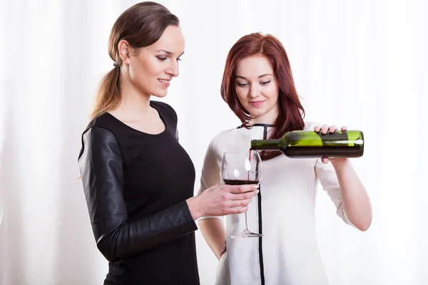 Freundinnen trinken Rotwein — Stockfoto