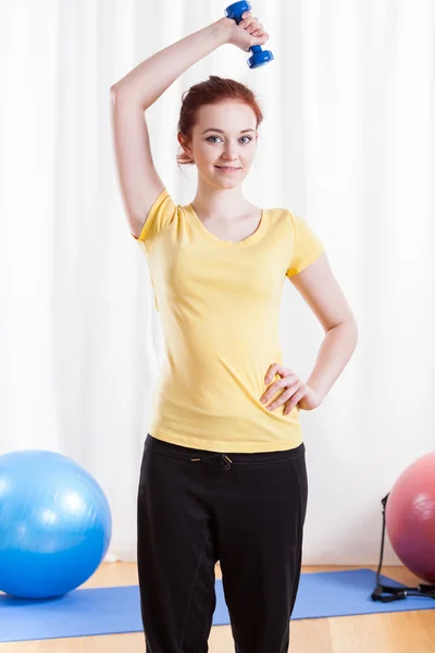 Healthy girl lifting weights — Stock Photo, Image