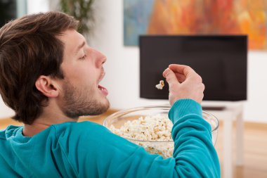 patlamış mısır ve televizyon