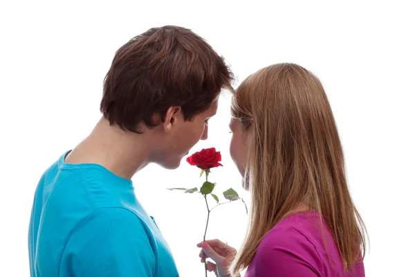 Ragazza e ragazzo con la rosa — Foto Stock