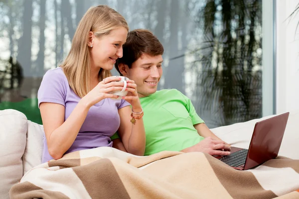 Couple avec un ordinateur portable — Photo