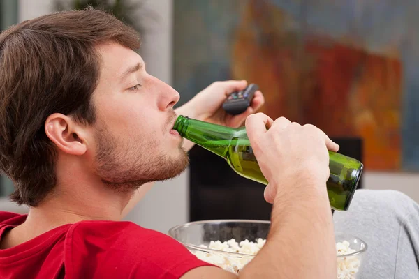 Man met bier close-up — Stockfoto