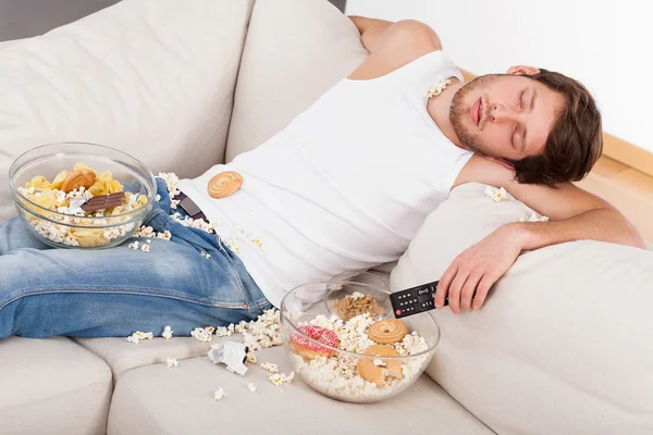 Hombre dormido y comida chatarra —  Fotos de Stock