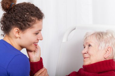 yaşlı bir kadın ile bakım memnun olduğunu