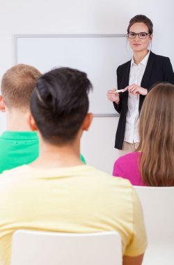 학생 들과 젊은 교사