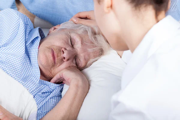A nővér segíti idősebb nő — Stock Fotó