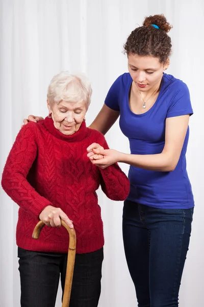 Infermiera aiutare anziana signora a piedi — Foto Stock