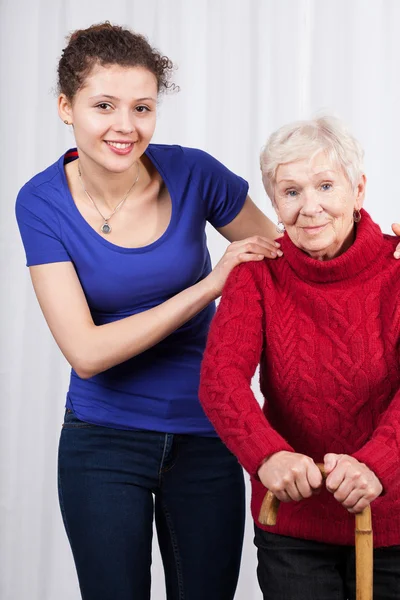 Volwassen dame en een verpleegster permanent — Stockfoto