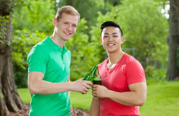Diverse students drinking beer — Stock Photo, Image
