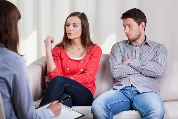 Tråkigt äktenskap talar med kvinnlig terapeut — Stockfoto