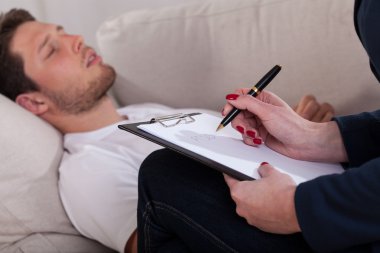 Psikoterapist odasında istirahat adam
