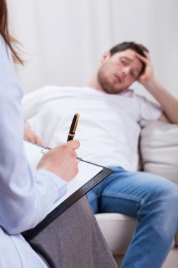 psikoterapi odasında tembel adam