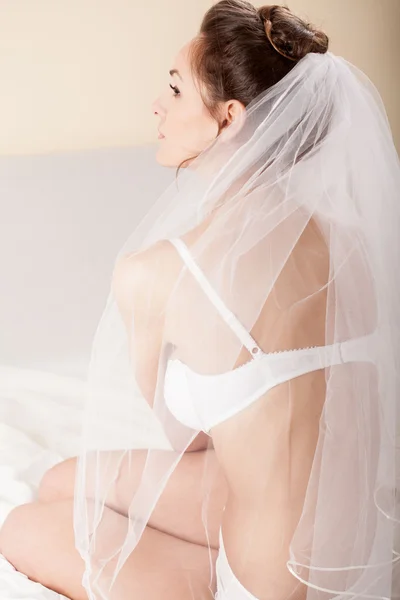 Приваблива наречена в спальні з білою фатою — стокове фото