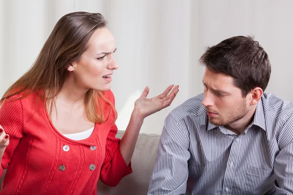 Mujer gritándole a su hombre — Foto de Stock