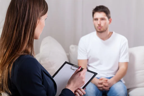 Junger Mann während Psychotherapie — Stockfoto