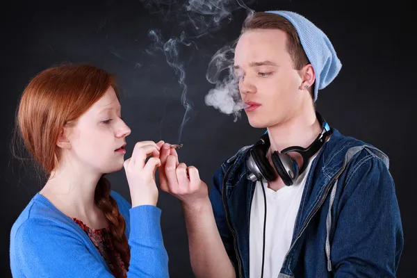 Les adolescents fument un joint de marijuana — Photo