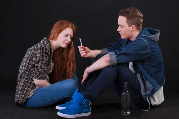 Estudiantes fumando cigarrillos y bebiendo alcohol — Foto de Stock