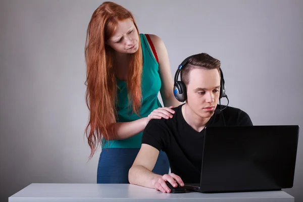 Menina irritada que seu parceiro jogando jogos de computador — Fotografia de Stock