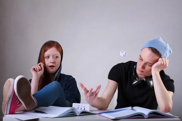 Estudantes adolescentes entediados — Fotografia de Stock