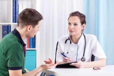 Doktor hastayla konuşuyor.
