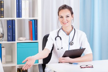 gülümseyen doktor hasta davet ediyor.